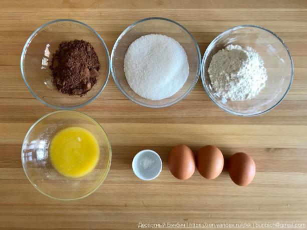 Zložiek za vzniku 16 cm priemer: 3 vajcia (C1), 100 g cukru, 60 g múky B / C, 30 g kakaového prášku, 20 g masla, 20 g vanilkového cukru, štipka soli