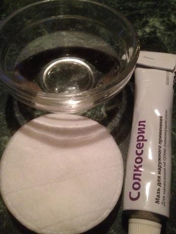 Pripraviť masku: voda, bavlnené vankúšiky, a Dimexidum Solkoseril. 