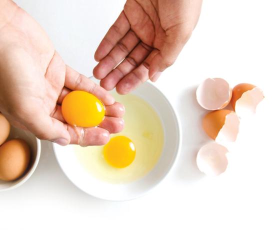 Ako rýchlo rozdeliť veľké množstvo vajec na žĺtky a bielky. Fotografia - Yandex. fotografie
