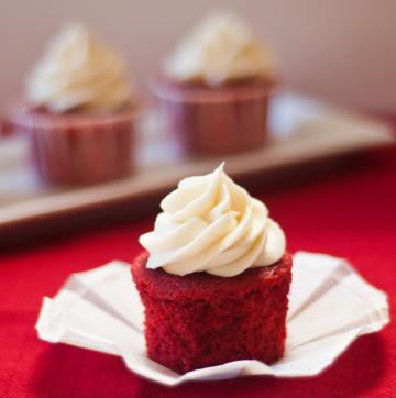 Ako variť svetlé koláčiky, cupcakes "Red Velvet" pre hostí spomínaných wow