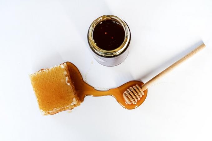 Čerstvý med obsahuje viac než 20% kvapaliny