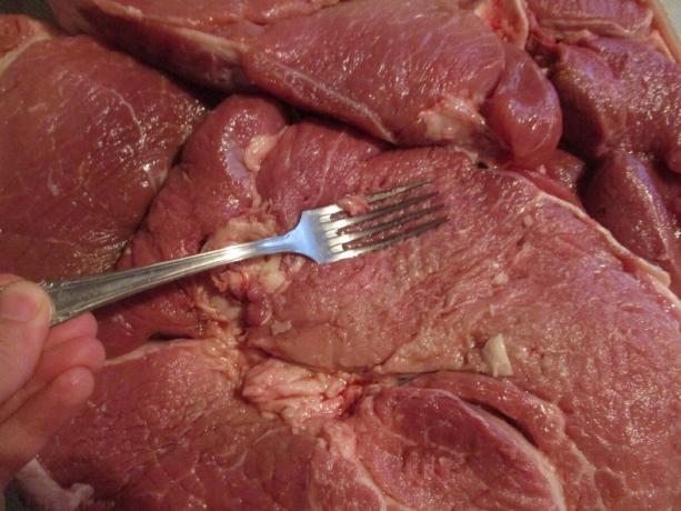 Mäso pri stlačení s vidličkou zdalo odolný