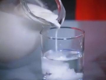 Ako rýchlo a ľahko zistiť, že mlieko sa rozpustí vo vode (3 osvedčené spôsoby)