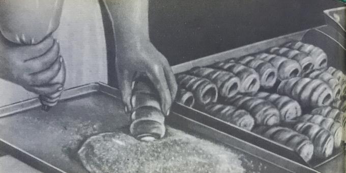 Proces tvorby tubulov so smotanou. Foto z knihy "Výroba pečiva a koláčov," 1976 