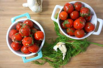 Plnená paradajky na zimu v ROSTOWSKI: úžasné predjedlo!