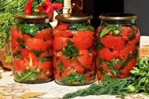 Plátky paradajok s bylinkami a cesnakom na zimu. obľúbený recept