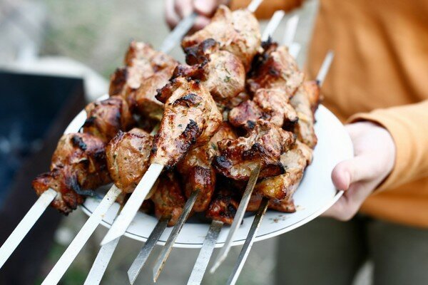 Čím častejšie kebab preklopíte, tým lepšie sa bude piecť. (Foto: Pixabay.com)