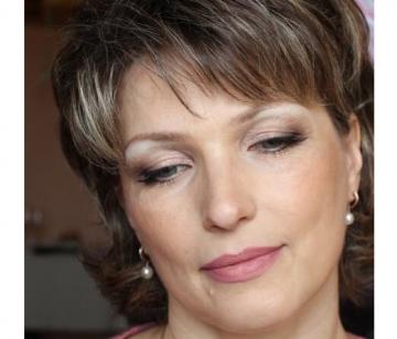 Make-up chyby vek ženy, ktoré sa snažia vyzerať mladšie, mať opačný účinok