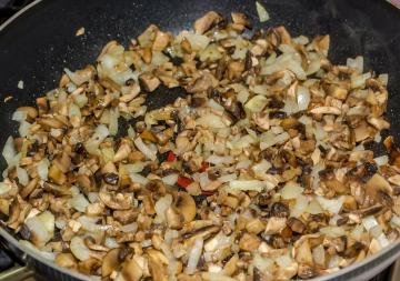 Kapustové závitky v netradičným spôsobom: huby, zeleninovou omáčkou a kyslou smotanou