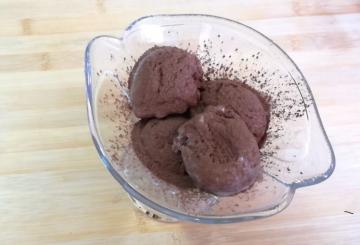 Domáce čokoládová zmrzlina zo 3 produktov. Varené veľmi rýchlo a ľahko.