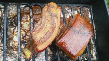 Ako fajčiť chutné slaniny na ohni?