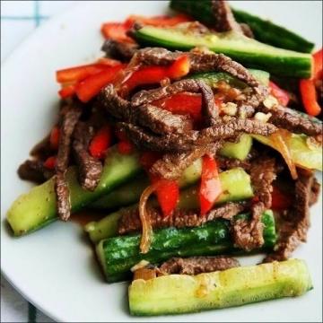 Korean predjedlo mäsa, uhorky a papriky