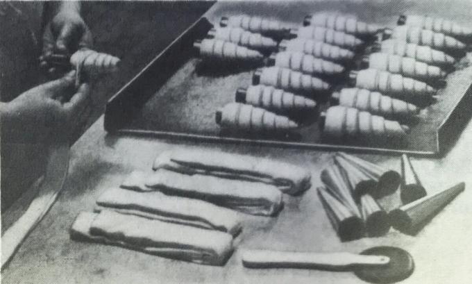 Proces tvorby tubulov so smotanou. Foto z knihy "Výroba pečiva a koláčov," 1976 