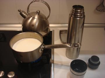 2 jednoduchý proces pre prípravu teplého mlieka. Teraz domáceho odpadu jednoduché!