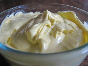 Ako vytvoriť domácu majonézu s kyslou smotanou a varenými žĺtky. Nie je mastný a chutné