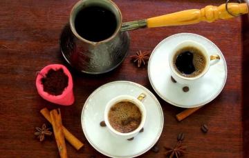 Káva so škoricou a jemnou penou