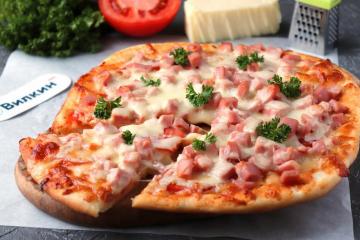 Pizza s klobásou, paradajkami a syrom