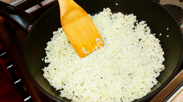 Neobvyklá príloha z obyčajnej ryže na panvici