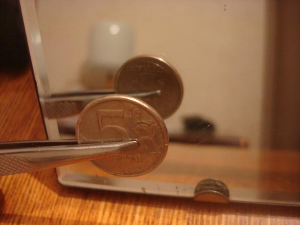 Odfotiť autorom (5 rubeľ mince v odraze je možné vidieť, že orol je obrátená)