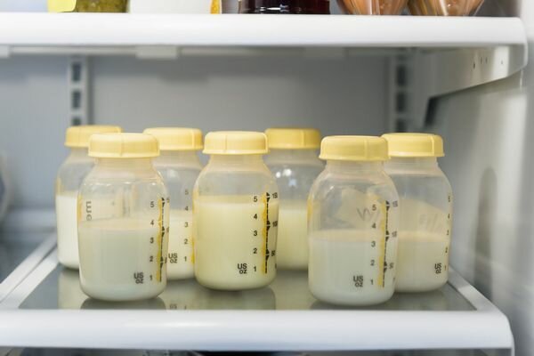 Najlepšie je naliať mlieko do sklenenej nádoby a zohriať ho v hrnci. (Foto: verywellfamily.com)
