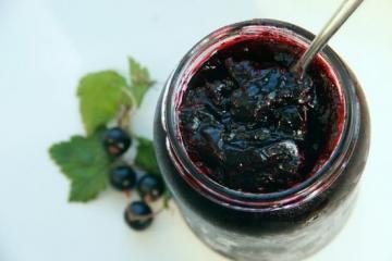 Varenie džem z čiernych ríbezlí. To je môj obľúbený recept!