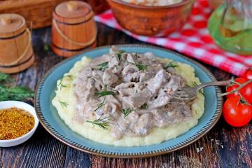 Hovädzí stroganoff s hubami