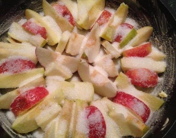 Pred pečením jablká.