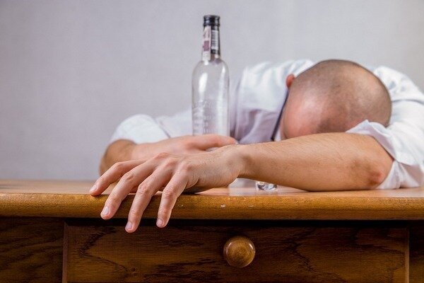 Ľudia, ktorí pijú alkohol, sú náchylnejší na kardiovaskulárne choroby (Foto: Pixabay.com)