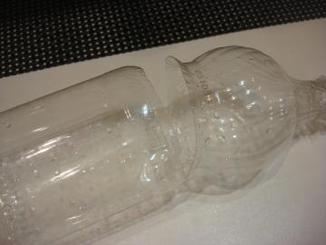 Minúta "vynález" z akejkoľvek plastovej fľaše, ktoré budú ukladať prsty pred porezaním s nožom drviča.