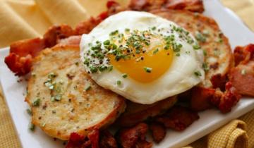 Najlepšie raňajky: palacinky s miešanými vajciami a slaninou