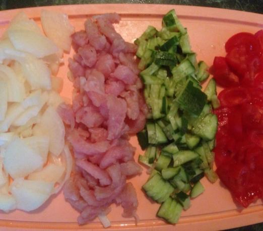 Druhá polovica cibule, morčacie a zeleninu jemne nasekané.