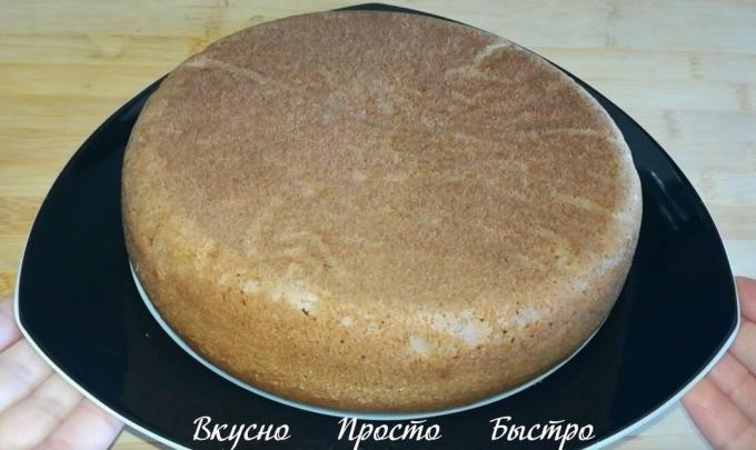 Sušienky sa tiež pečené v rúre predhriatej na 180 ° C, Ochota ku kontrole drevené špíz. Preraziť tortu špíz, špajdle, či suché, potom piškótový torta je pripravený.
