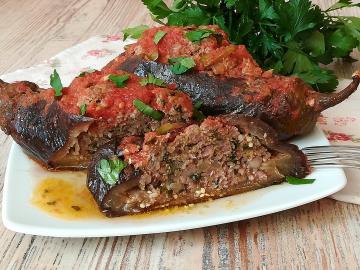 Veľmi chutné baklažán s mletým mäsom. Výborné teplé jedlo baklažánu