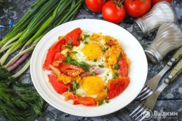 Vyprážané vajcia s paradajkami a cibuľou