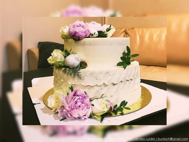 Príkladom svadobná torta, ktorý som vyzdobené kvetinami