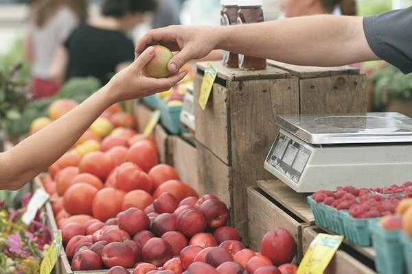 Skúste si kúpiť sezónne produkty: mandarínky, jablká, ananás (Foto: Pixabay.com)