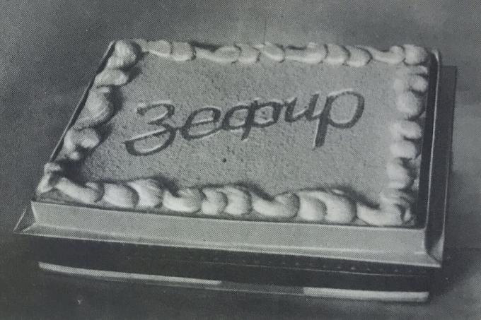 Pie "Zephyr-vafle". Foto z knihy "Výroba pečiva a koláčov," 1976