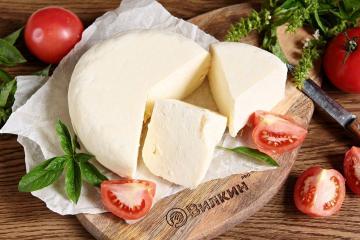 Domáci syr vyrobený z mlieka, kyslej smotany a vajec