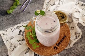 Smoothie s tvarohom a čiernym ríbezľou