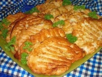 Otbivnushki lahodné kura v cibuľkou a kyslou smotanou cesta. jednoduchý recept