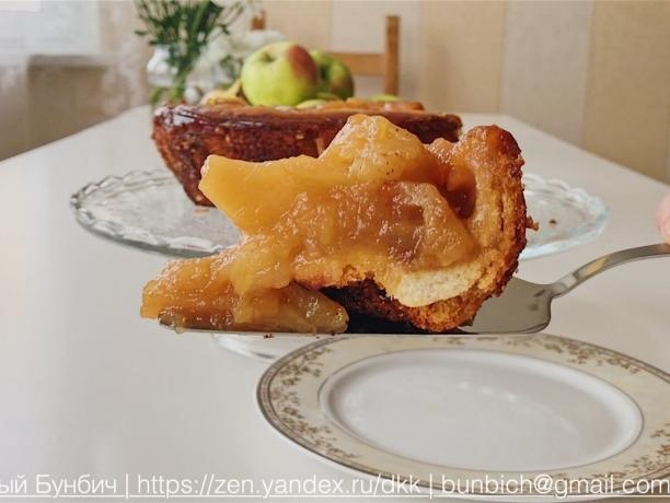 Kus koláča z jabĺk a chleba. Charlotte v nemčine